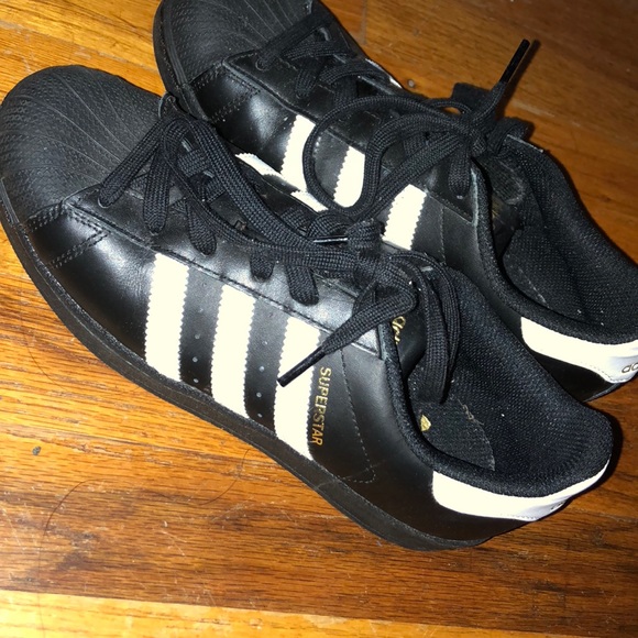 Women’s Adidas Superstars - Picture 4 of 7